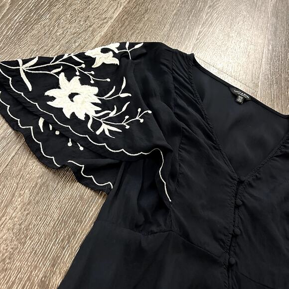 EUC Lucky Brand Black Embroidered Blouse Size Medium Flutter Sleeve Boho Top - Picture 5 of 13